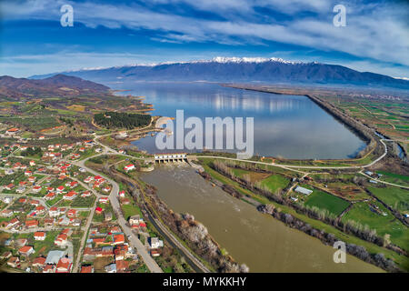 Luftaufnahme der künstliche See Kerkini und Strymon-flusses mit dam im Norden Griechenland Stockfoto
