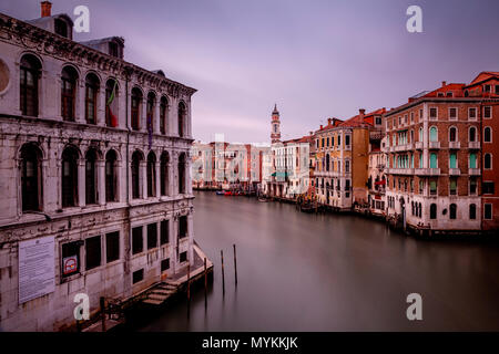 Ein Blick auf den Canal Grande von der Rialtobrücke, Venedig, Italien Stockfoto