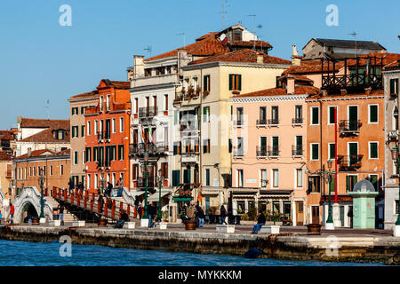 Farbenfrohe Gebäude im Stadtteil Castello in Venedig, Italien Stockfoto