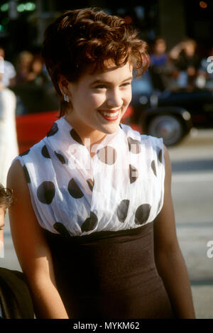 PASADENA, Ca - 25. August: Schauspielerin Alyssa Milano besucht die 43. jährlichen Primetime Emmy Awards am 25. August 1991 in Pasadena Civic Auditorium in Pasadena, Kalifornien. Foto von Barry King/Alamy Stock Foto Stockfoto