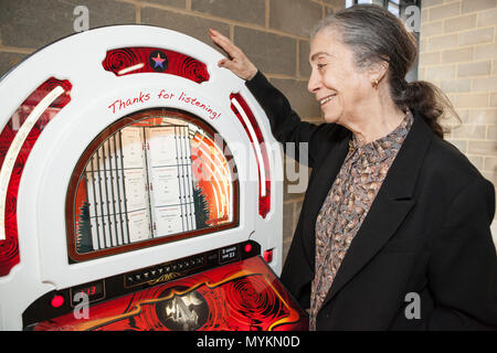 Artist Susan Hiller mit einer Jukebox von London mit Songs, die Sie spenden für eine Charity-auktion zugunsten von ArtAngel. Stockfoto