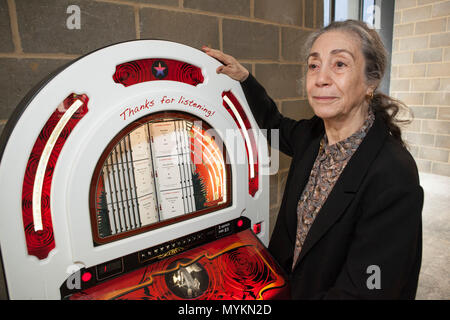 Artist Susan Hiller mit einer Jukebox von London mit Songs, die Sie spenden für eine Charity-auktion zugunsten von ArtAngel. Stockfoto
