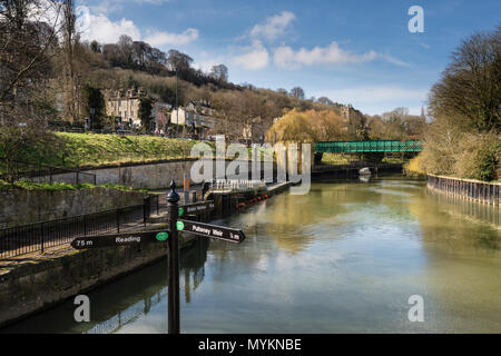 Sighpost zeigen Richtungen und Entfernungen zu den Hafen von Bristol, Lesen und Pulteney Wehr am Fluss Avon, Badewanne, Somerset, Großbritannien Stockfoto