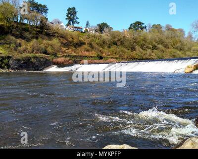Spaziergang entlang Cardiff Wehr an einem schönen Sommertag das kühle Wasser stürzen sie in den Fluss Stockfoto