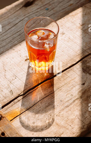 Südlichen Stil iced süßer Tee in zwei Gläser rustikalen Holztisch Stockfoto