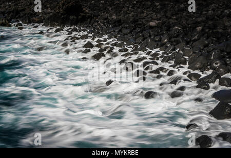 Die langzeitbelichtung von Wellen, Surfen, Strand mit schwarzen Lavasteinen, türkisblaues Meer, Punta de Teno, Teneriffa, Kanarische Inseln, Spanien Stockfoto