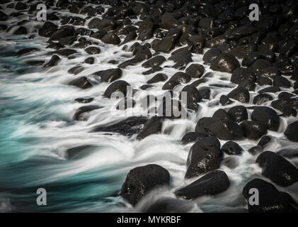 Die langzeitbelichtung von Wellen, Surfen, Strand mit schwarzen Lavasteinen, türkisblaues Meer, Punta de Teno, Teneriffa, Kanarische Inseln, Spanien Stockfoto