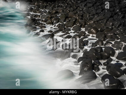 Die langzeitbelichtung von Wellen, Surfen, Strand mit schwarzen Lavasteinen, türkisblaues Meer, Punta de Teno, Teneriffa, Kanarische Inseln, Spanien Stockfoto