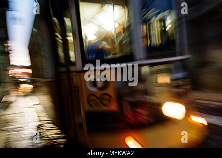 Lissabon, Portugal - Mai 07, 2018: Motion verschwommen Straßenbahn in Lissabon, Portugal. Stockfoto
