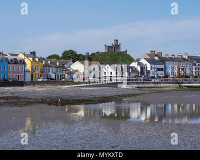 Eine Landschaft Blick über den Strand von donaghadee Blick in Richtung der Motte und Bailey Stockfoto