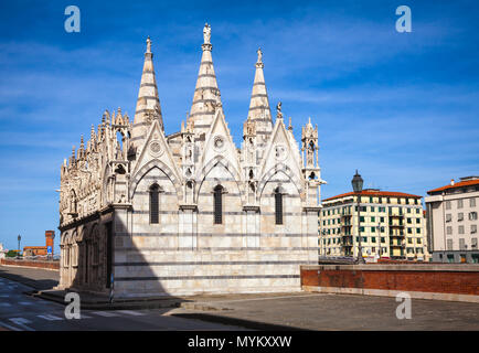 Mittelalterliche Pisaner gotische Kirche Santa Maria della Spina am Ufer des Flusses Arno, Pisa, Toskana, Italien Stockfoto