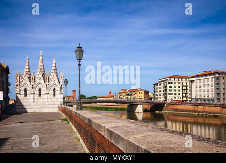 Pisa Stadtbild mit mittelalterlichen Pisaner gotische Kirche Santa Maria della Spina am Ufer des Flusses Arno, Toskana, Italien Stockfoto