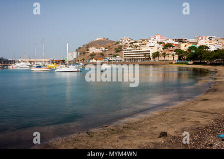 MINDELO, KAP VERDE - Dezember 07, 2015: Segelboote im Hafen der Insel Sao Vicente. Sichtbar Fortim do Rei und maritime Hafen Agentur AMP Stockfoto