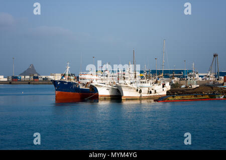 MINDELO, KAP VERDE - Dezember 08, 2015: Alte Frachtschiffe in Porto Grande Terminal der Insel Sao Vicente Stockfoto