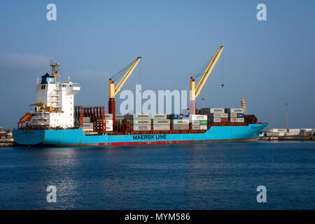 MINDELO, KAP VERDE - Dezember 08, 2015: Maersk Line Cargo Container schiff Volta in Porto Grande Terminal der Insel Sao Vicente Stockfoto