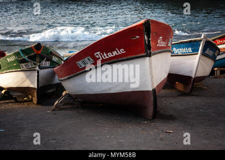 PONTA DO SOL, KAP VERDE - Dezember 08, 2015: Titanic - hölzerne Fischerboote im Hafen von Santo Antao Insel Stockfoto