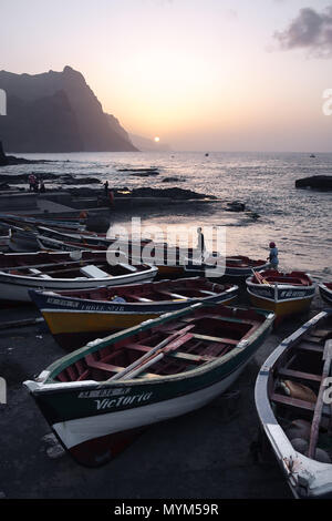 PONTA DO SOL, KAP VERDE - Dezember 08, 2015: Fischerboote am felsigen Strand von Santo Antao Insel. Romantische staubigen Abendlicht Stockfoto