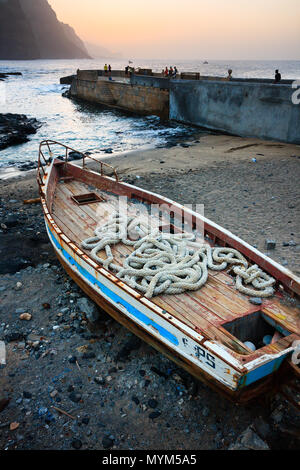 PONTA DO SOL, KAP VERDE - Dezember 08, 2015: Holz- Fischerboot am Strand von Santo Antao Insel. Stockfoto