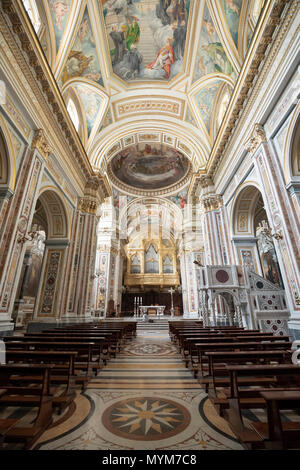 Das kirchenschiff der Benediktinerabtei von SS Trinita die Benediktinermönche des Ordo Cavensis, Corpo di Cava, Kampanien, Italien, Europa Stockfoto