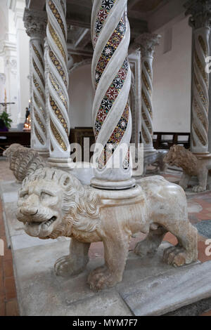 Löwen aus Marmor Skulptur unterstützen die Säulen des 13. Jahrhunderts ambone (Kanzel) im Dom Ravello, Ravello, Amalfi, Kampanien, Italien Stockfoto