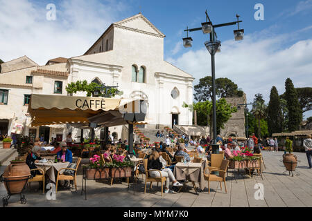 Cafés in der Piazza Centrale und dem Dom hinter, Ravello, Amalfi, Kampanien, Italien, Europa Stockfoto
