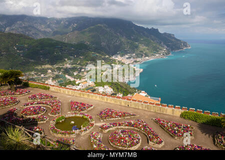 Blick über die Amalfiküste von Villa Rufolo Gardens, Ravello, Amalfi, Kampanien, Italien, Europa Stockfoto