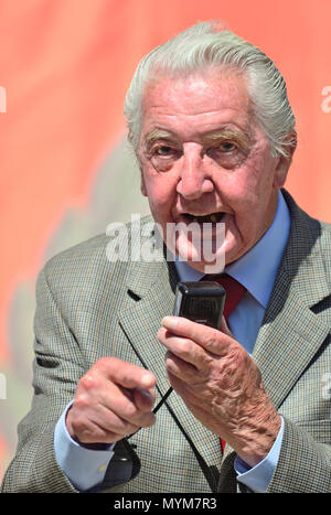 Dennis Skinner MP (Arbeit: bolsover) ex Miner, sprechen bei der britischen Bergarbeiter "Rente Kundgebung in Westminster, 6. Juni 2018 Stockfoto