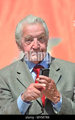 Dennis Skinner MP (Arbeit: bolsover) ex Miner, sprechen bei der britischen Bergarbeiter "Rente Kundgebung in Westminster, 6. Juni 2018 Stockfoto