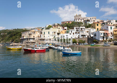 Blick über den Hafen und die Stadt von Marina della Lobra auf der Halbinsel von Sorrent, Marina della Lobra, die Küste von Amalfi, Kampanien, Italien, Europa Stockfoto