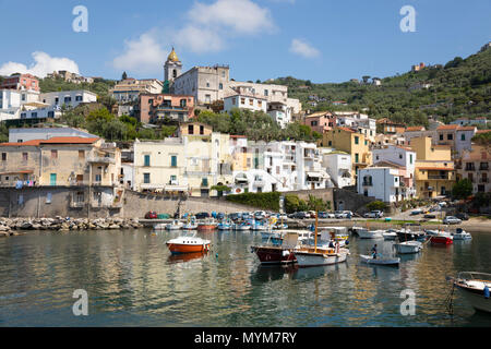 Blick über den Hafen und die Stadt von Marina della Lobra auf der Halbinsel von Sorrent, Marina della Lobra, die Küste von Amalfi, Kampanien, Italien, Europa Stockfoto