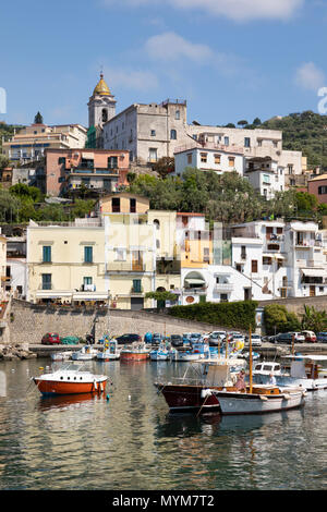 Blick über den Hafen und die Stadt von Marina della Lobra auf der Halbinsel von Sorrent, Marina della Lobra, die Küste von Amalfi, Kampanien, Italien, Europa Stockfoto