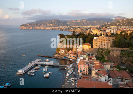 Blick über die Marina Grande und auf die Bucht von Neapel bei Sonnenuntergang, Sorrent, die Küste von Amalfi, Kampanien, Italien, Europa Stockfoto