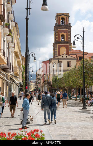 Blick entlang des Corso Italia, Sorrento, die Küste von Amalfi, Kampanien, Italien, Europa Stockfoto