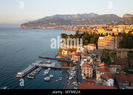 Blick über die Marina Grande und auf die Bucht von Neapel bei Sonnenuntergang, Sorrent, die Küste von Amalfi, Kampanien, Italien, Europa Stockfoto