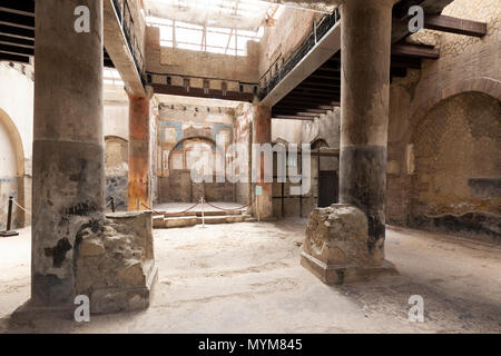 Halle des Augustals an der alten römischen Ausgrabungen von Herculaneum, Ercolano, Neapel, Kampanien, Italien, Europa Stockfoto