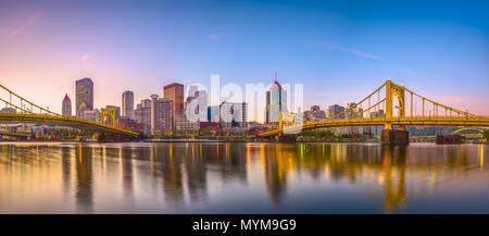 Pittsburgh, Pennsylvania, USA panorama Skyline auf der Allegheny River in der Abenddämmerung. Stockfoto