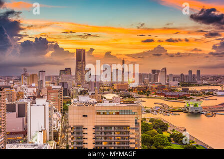 Yokohama, Japan den Hafen und die Skyline der Innenstadt in der Abenddämmerung. Stockfoto