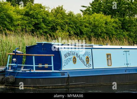 Humorvoll name meistens harmlose Barge Hausboot am Ufer des Forth & Clyde Kanal, Falkirk, Schottland, Großbritannien Stockfoto