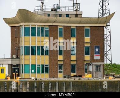 Forth Ports Verwaltungsgebäude am Eingang der Leith Dockyard, Edinburgh, Schottland, Großbritannien Stockfoto