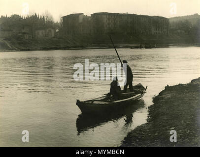 Kleines Boot auf dem Fluss Arno, Florenz, Italien 1942 Stockfoto