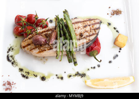 Gegrillter Fisch mit gebratenem Gemüse Stockfoto