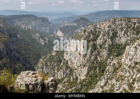 Ein atemberaubender Blick auf zerklüftete Berge und tiefe Täler im Küre Mountains National Park, Türkei, Stockfoto