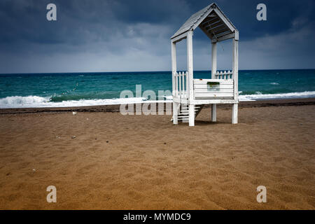 Weiß Holz- Rettungsschwimmer Hütte am Sandstrand mit Blick auf das Meer im Hintergrund. Stockfoto