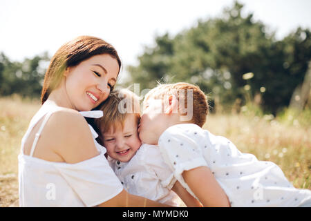 Mutter mit zwei Söhnen Stockfoto