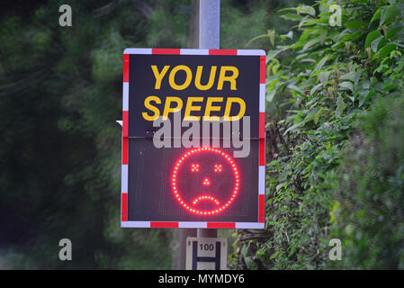 Digitale Geschwindigkeit Warnschild mit traurigem Gesicht, wenn Sie Treiber sind über der Höchstgeschwindigkeit Headingley Leeds vereinigtes königreich Stockfoto