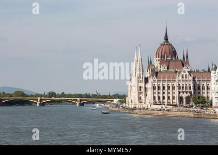 Blick auf das Parlament und Pest Stadt. Splendid Feder Stadtbild von Budapest, Ungarn, Europa Stockfoto