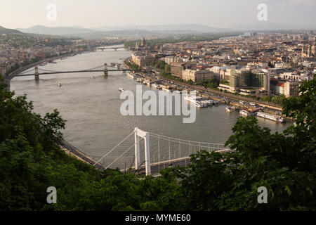 Abendlicher Blick von Parlament und Pest Stadt. Splendid Feder Stadtbild von Budapest, Ungarn, Europa Stockfoto