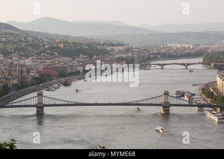 Abendlicher Blick von Parlament und Pest Stadt. Splendid Feder Stadtbild von Budapest, Ungarn, Europa Stockfoto