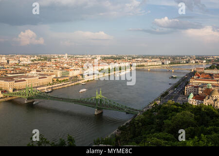 Abendlicher Blick von Parlament und Pest Stadt. Splendid Feder Stadtbild von Budapest, Ungarn, Europa Stockfoto