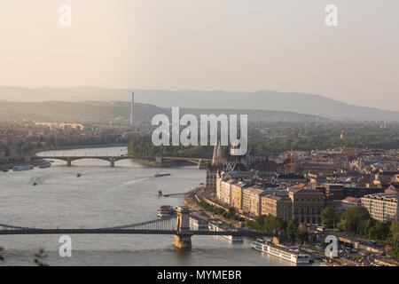 Abendlicher Blick von Parlament und Pest Stadt. Splendid Feder Stadtbild von Budapest, Ungarn, Europa Stockfoto